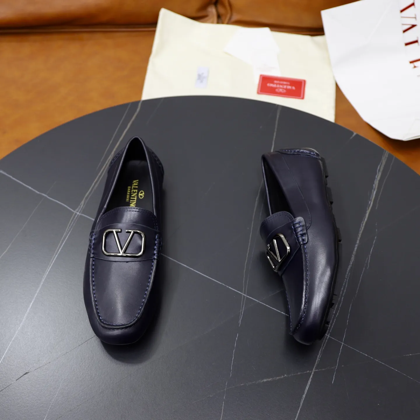 Men's shoes: 640💰VALENTINO, made of imported cowhide with imported water-dyed cow lining, iconic hardware and iconic wear-resistant outsole. 38-45 (customized at 45) VALENTINO packaging All orders enjoy the brand’s iconic product packaging
